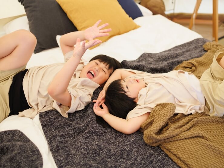 グランピングに来てはしゃいでいるこどもたち
