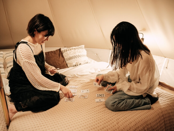 グランピングの夜はボードゲームでまったり