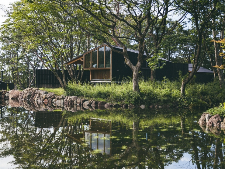 Earthboat Nasuの池のほとりにたつコテージ