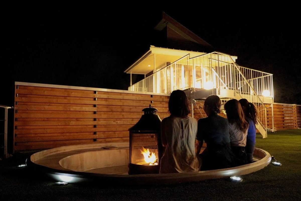 夜のキャンプファイヤーを楽しむ