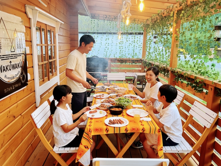 アミューズメント ログハウスグランピング RiversideOasis WAKU↑WAKU･BASEのテラスBBQ
