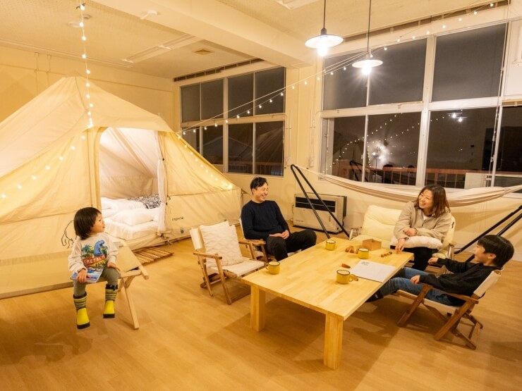 教室ルームテントではしゃぐ親子の様子