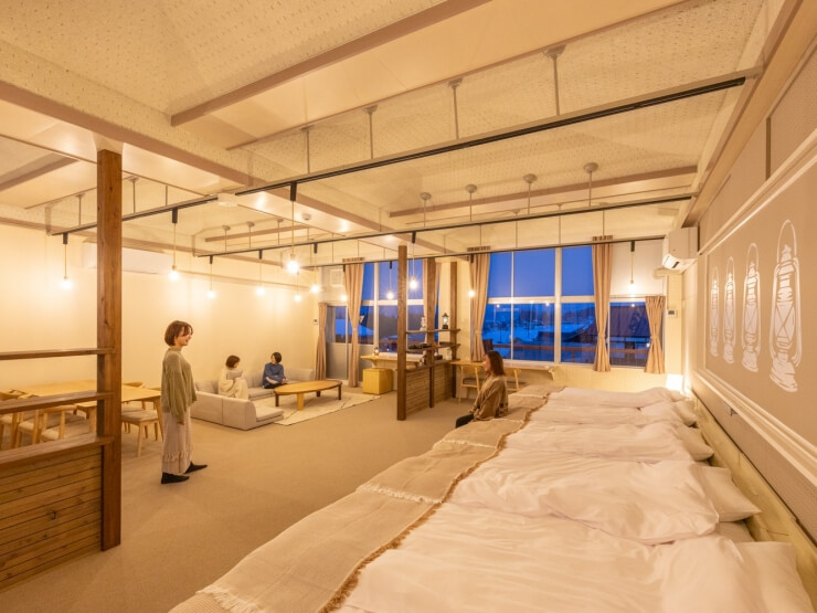 音楽室スイートコテージでゆったりと過ごす様子