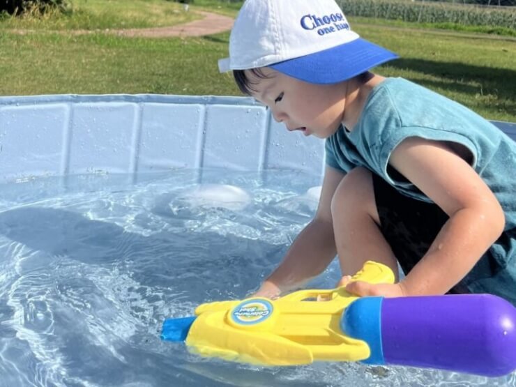 水鉄砲で遊んでいる男の子