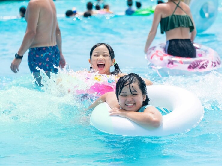 蓮沼ウォーターガーデンで楽しく水遊びする子どもたち