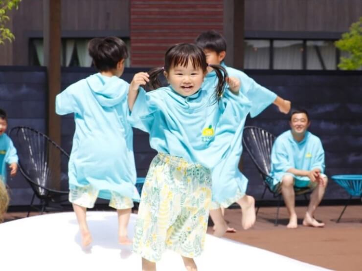 お風呂カフェで遊んでいる小さな子供
