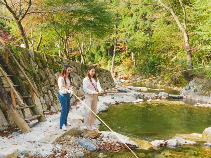 渓流釣りを楽しむ女子グループ