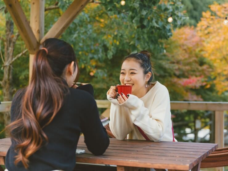 秋の阿波村でホッと一息している様子