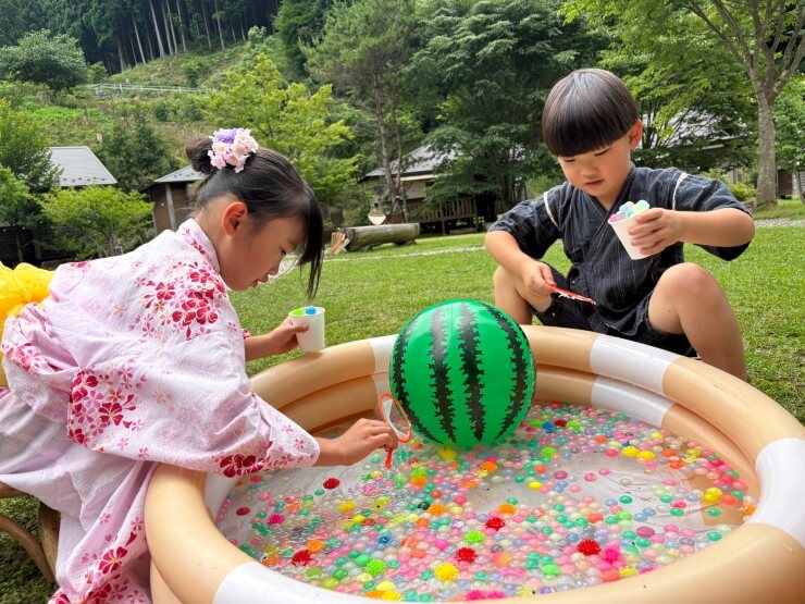 こどもたちがスーパーボールすくいをしている様子