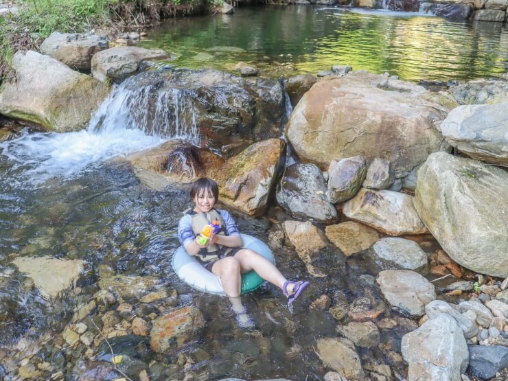 阿波の川で遊ぶ子ども