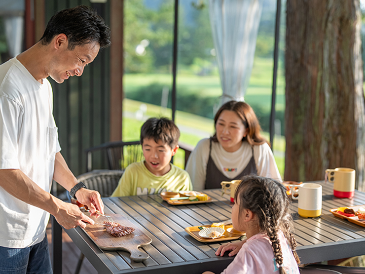 家族でハワイアンズのグランピングを楽しんでいる様子