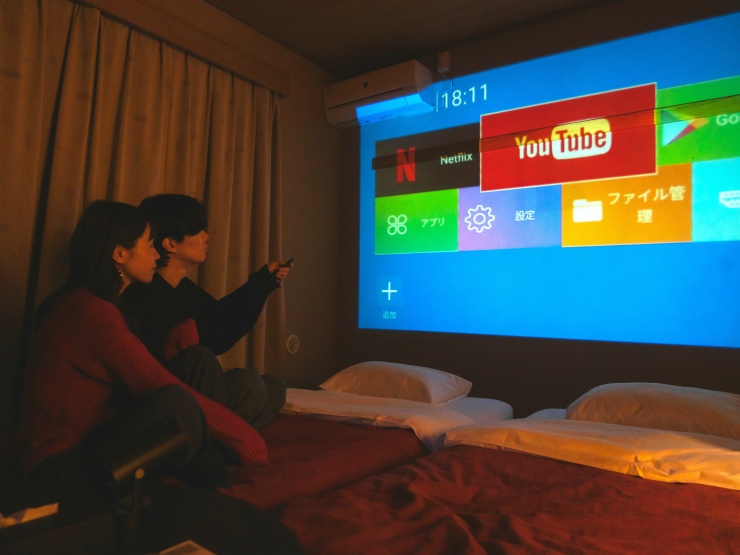 和室限定のプロジェクターを楽しむカップルの様子