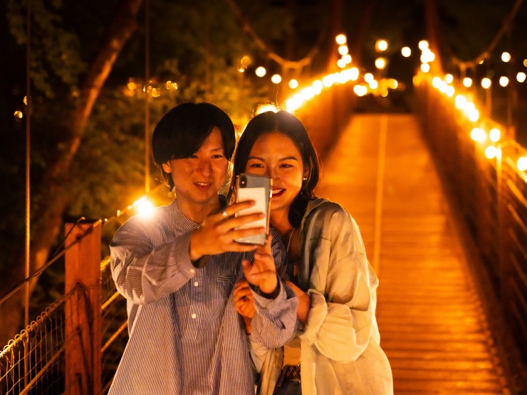 ザランタン鹿沼の橋の夜景で写真を撮るカップル