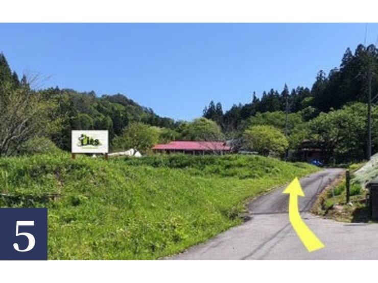 ties Camp Ground Nagisoの看板が見えたら直進