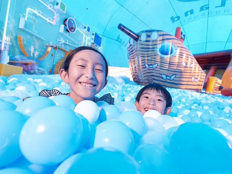 KUJIRA DOMEのぼーるプールで遊ぶ子どもたち