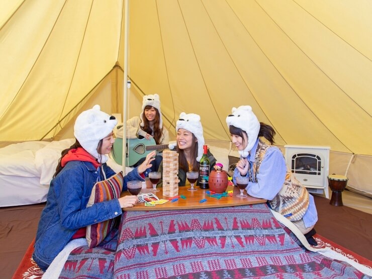 寒い冬でもこたつに入って楽しく過ごせる様子