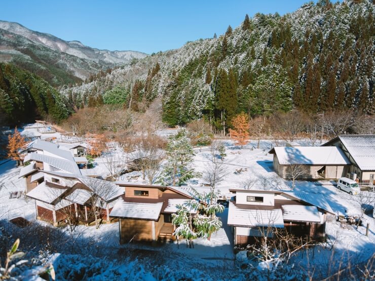 中国・岡山県にあるザランタンあば村の雪が積もっている様子