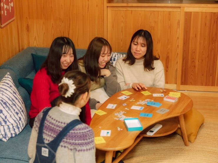 お部屋でも温かく楽しく過ごしているシーン