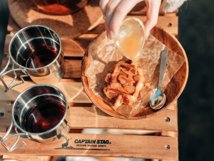 ホットサンドに蜂蜜をかける様子