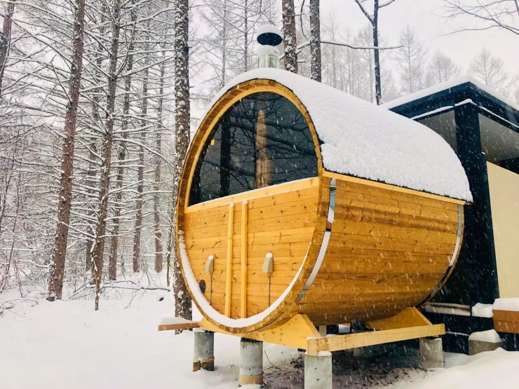八ヶ岳PRIVATEWOODS NADAでは雪の中でサウナを楽しめる