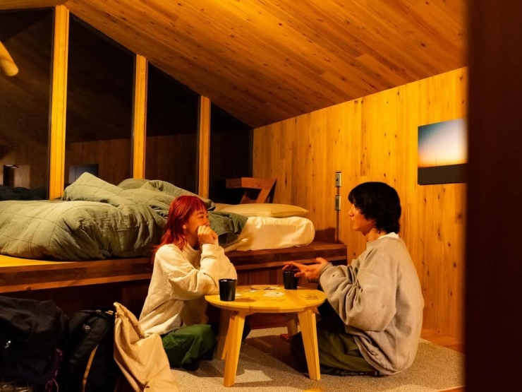 冬の夜にお部屋で楽しく過ごすカップル