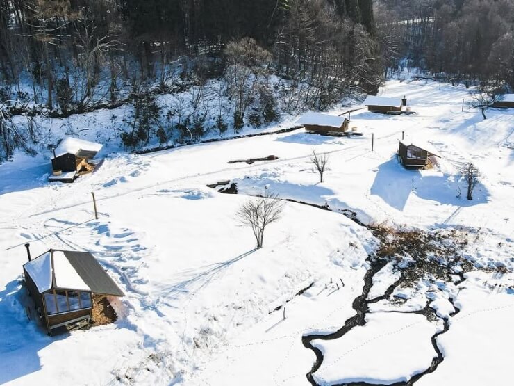村のような施設内に広がる雪景色