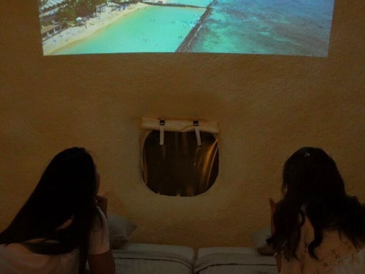 インスタントハウス内でホームシアターを楽しむ女子