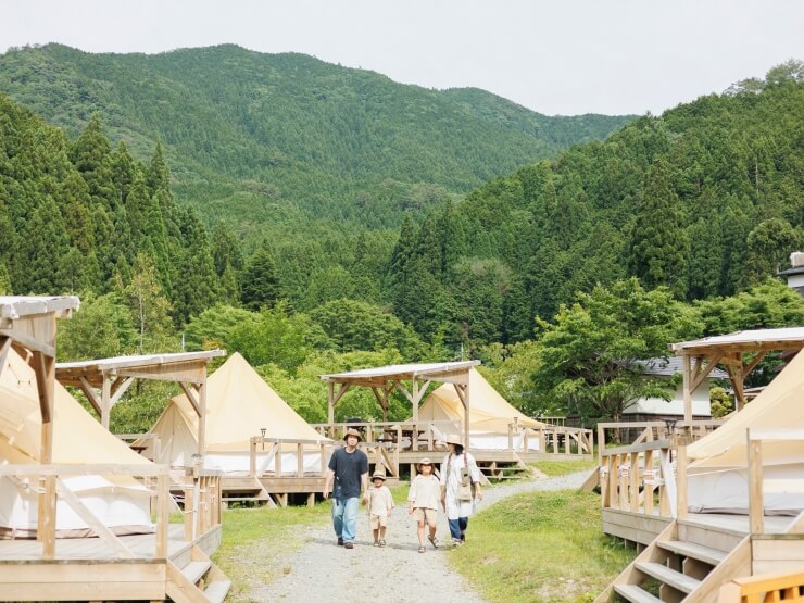 ザランタンあば村で過ごす親子
