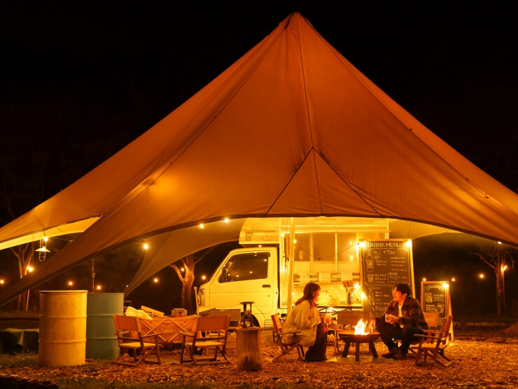 カップルがバーの前で焚き火を楽しむ様子