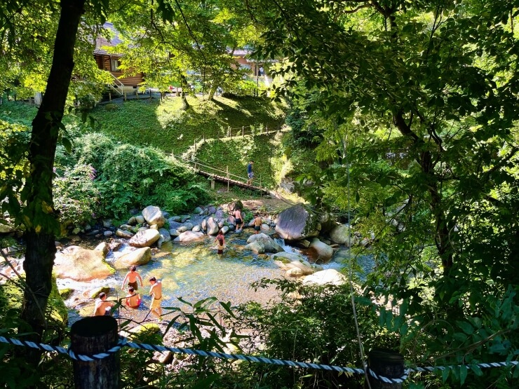 渓流で宿泊者が涼む様子