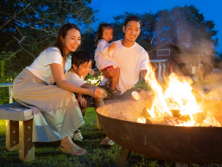 焚き火を囲む家族の様子