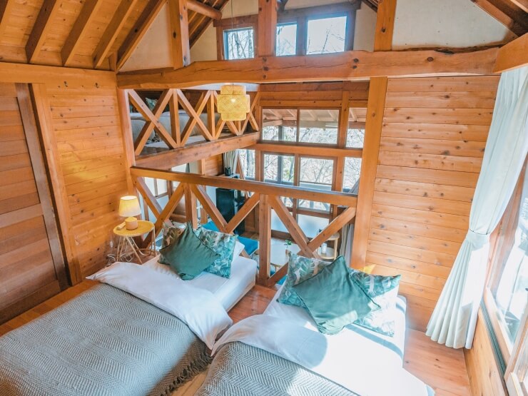 日が温かく差し込むコテージ室内