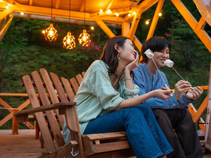 カップルで焼きマシュマロを楽しむ様子