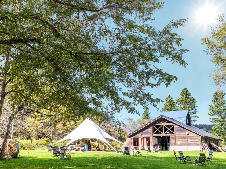 北欧のような森に囲まれたグランピング施設