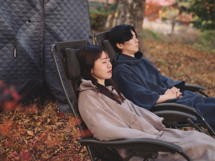 ザランタン鹿沼でサウナの後に紅葉に囲まれながら外気浴を楽しむカップルの様子