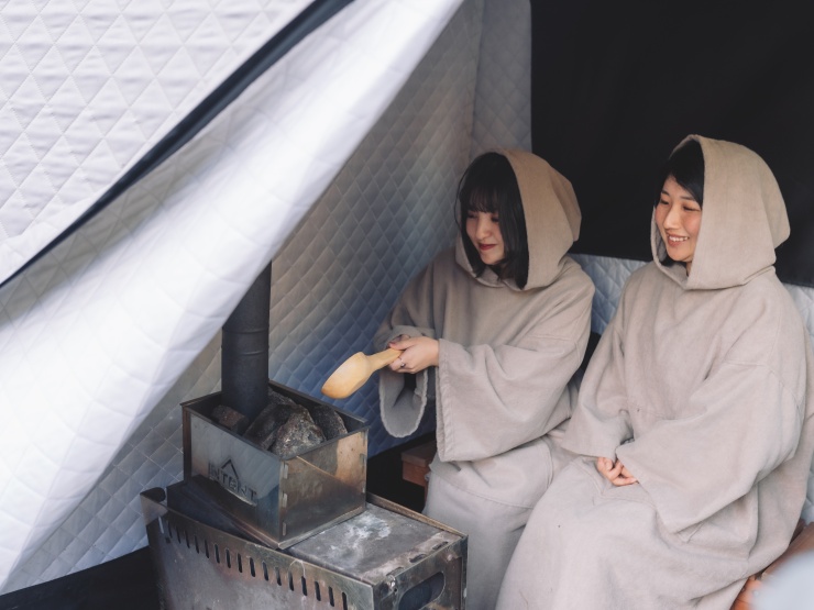 友人とザランタン鹿沼のテントサウナを楽しむ様子