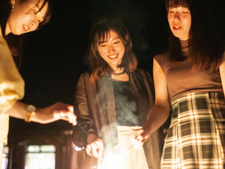 友人グループで花火を楽しむ様子