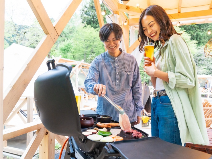 BBQを楽しむカップルの様子