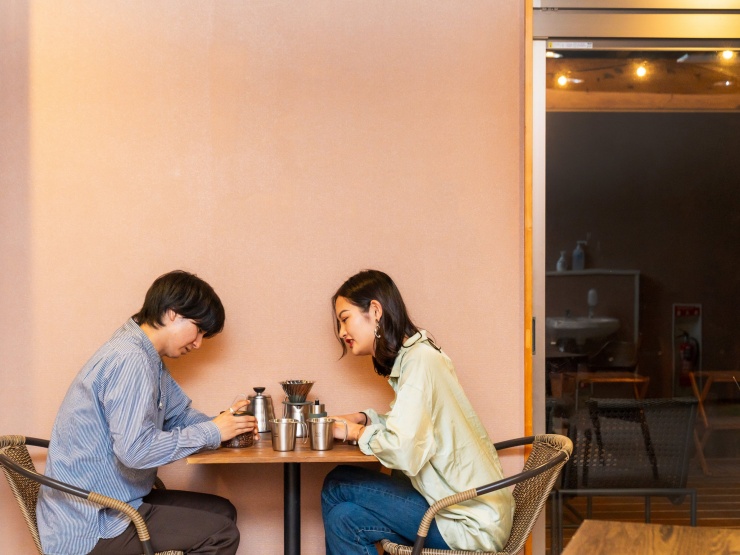 コーヒーミル体験を楽しむカップル