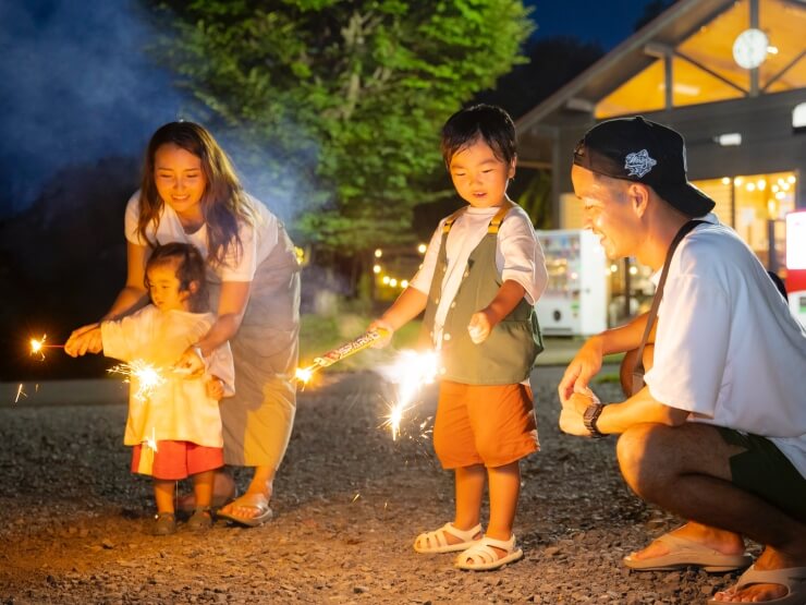 ザランタンひたち大宮の夜に花火を楽しむ家族