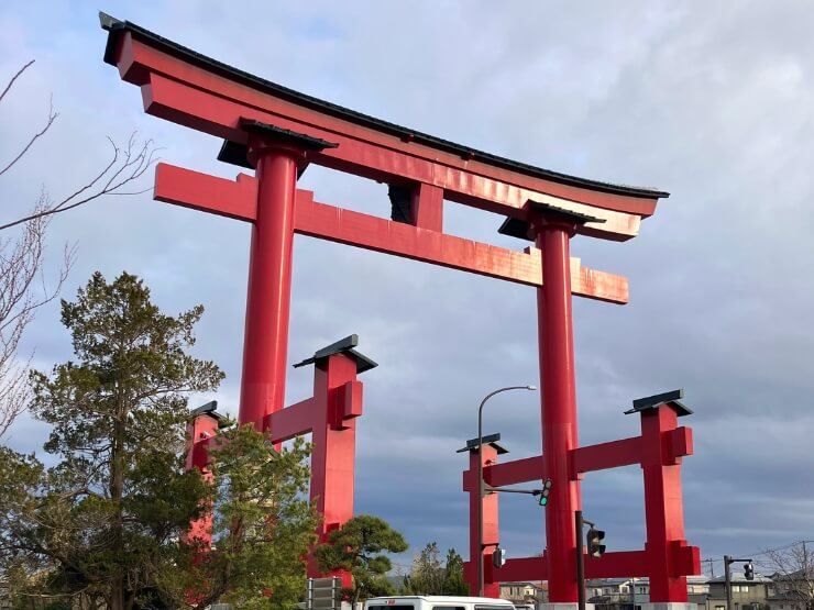 弥彦神社の大鳥居