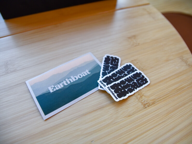 Earthboatのステッカー