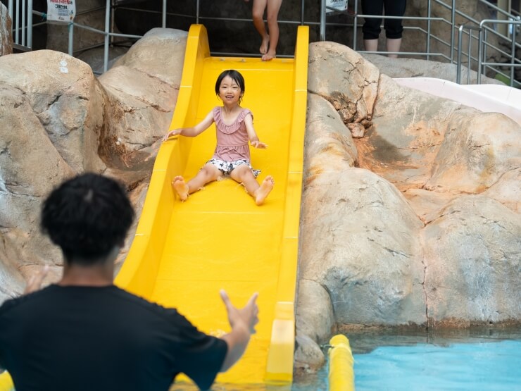 レインボースライダーを楽しむ女の子