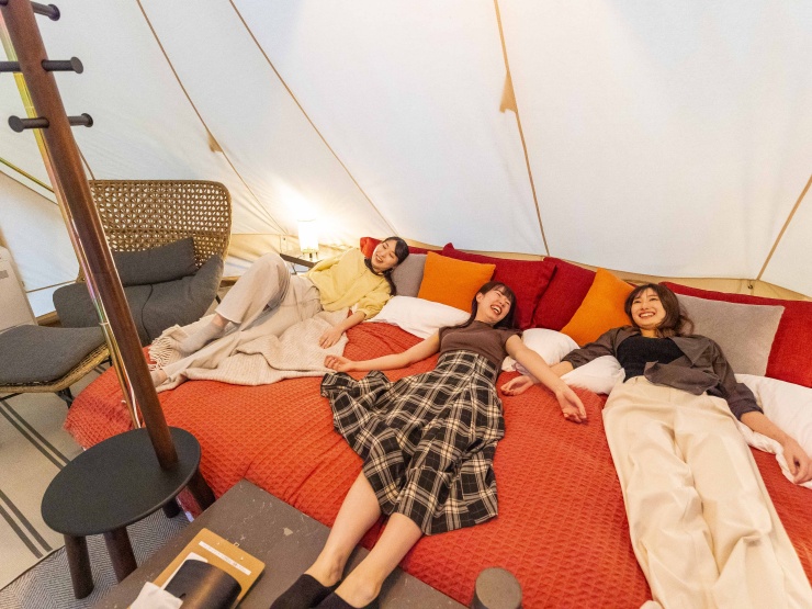 皇帝テントでくつろぐ女性グループ