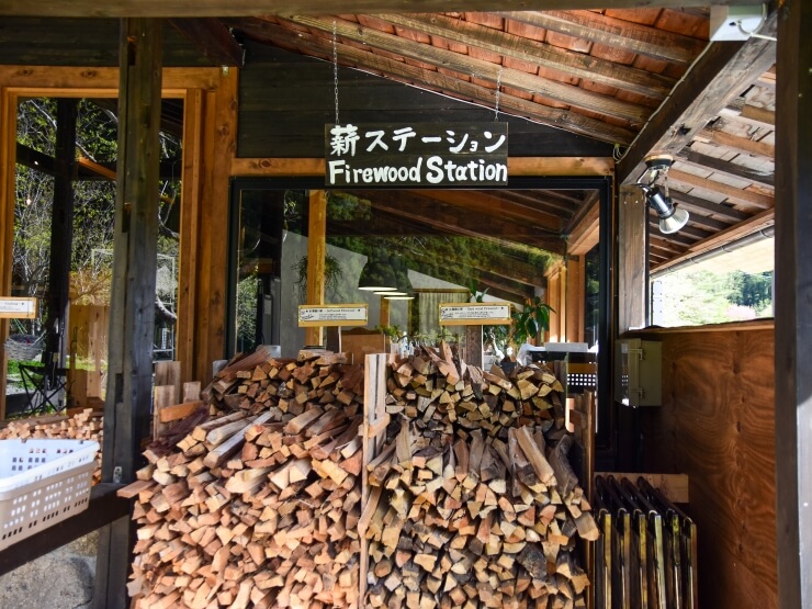 管理棟にある薪ステーション