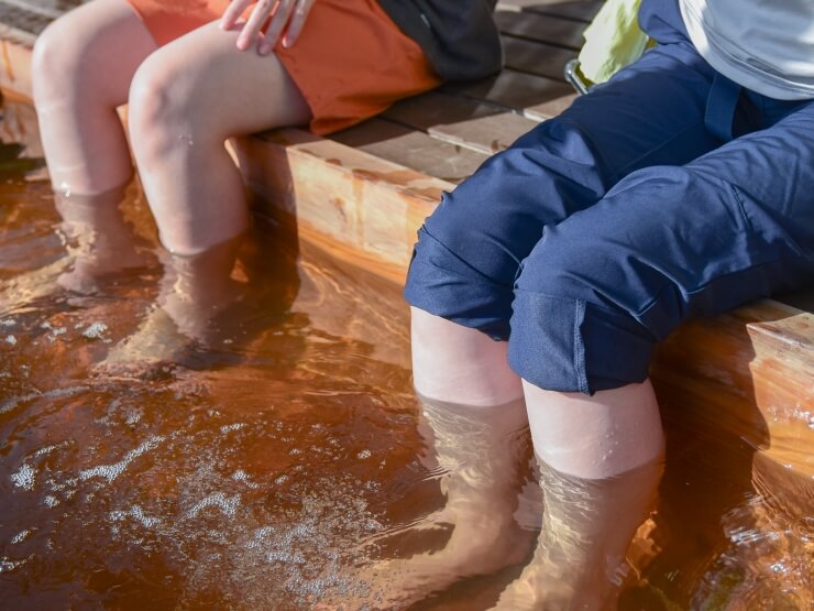 ほどよい温度で足の疲れを癒す足湯