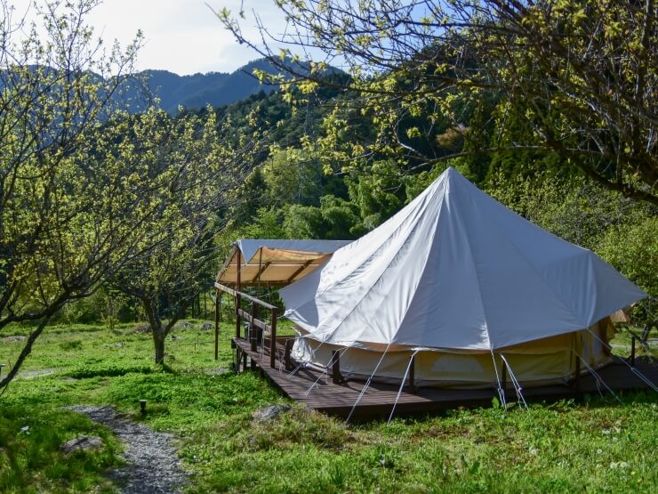 ties Camp Ground Nagisoのテントとそびえる山々