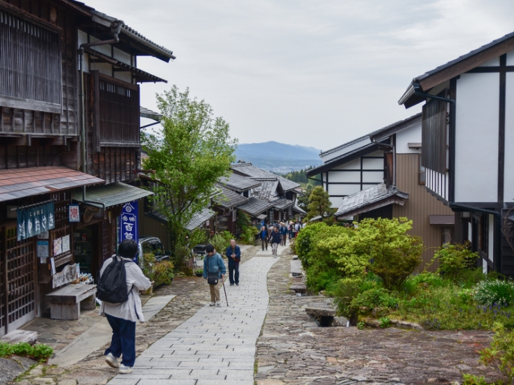 坂道に続く江戸の町並み