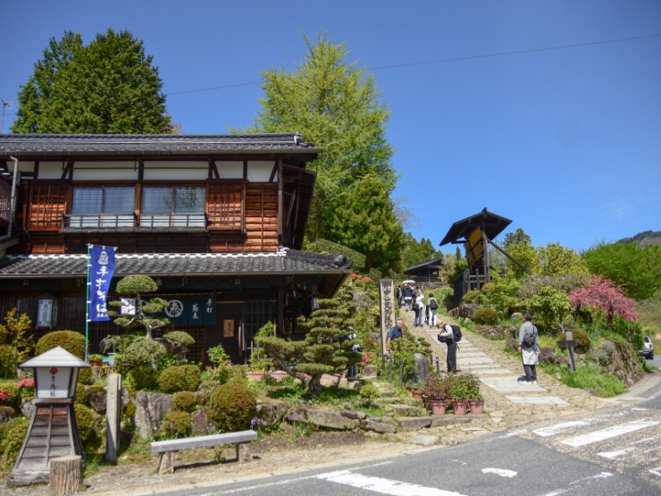 馬籠宿の通りを登りきった地点