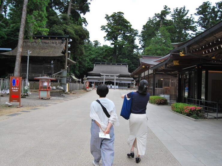 鹿島神宮の祈祷殿・社務所から本殿へ続く道